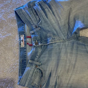 Ljusblå jeans diesel jeans - Säljer ett par ljusblå bootcut jean med slitna detaljer. Bakfickan på ena sidan är lite slitet samt med knänen då är det hål men dem är jätte fina!💕midjemått är 44 och Innerbenslängd är 82