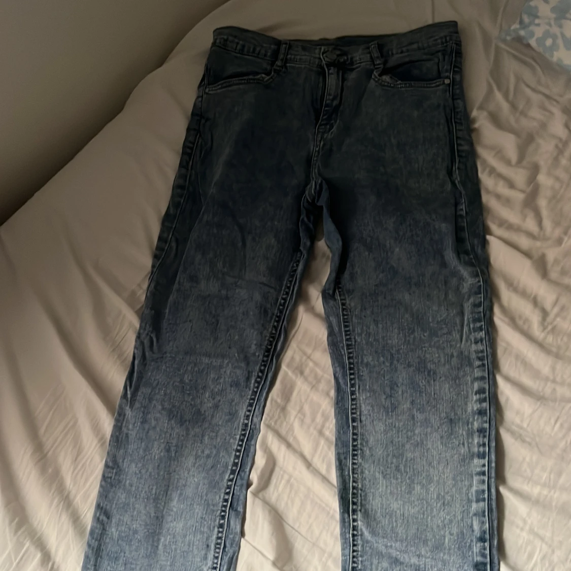 Blå raka jeansbyxor