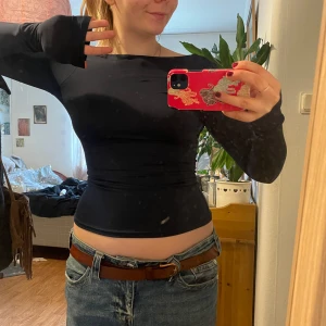 Mörkblå långärmad topp med öppen rygg - Säljer en mörkblå långärmad topp med tight passform och djup öppen rygg från weekday! Tunt och stretchigt material, jätteskön och sitter snyggt. Har enbart burits ca 2 gånger så i princip nyskick!🩷