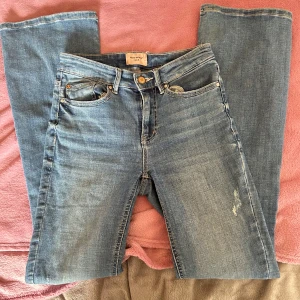  bootcut jeans från Vero Moda - Säljer ett par klassiska blå bootcut jeans från Vero Moda. Storlek 32, nypris 499 💘Perfekt för någon som är mellan 161-165 cm lång. 