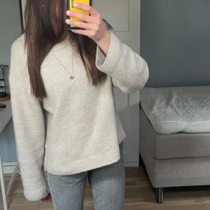 Grå jeans - Snygga grå jeans från Gina med mid waist och utsvängda ben. Köpta för 500, storlek 34. Jättebra skick! Bara använda några gånger.