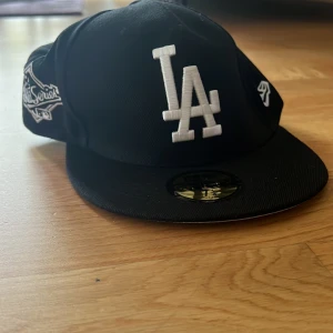 New era keps - Tjenare säljer min helt nya new era keps riktig snygg med unik dekal på sidan den är helt oanvänd strlk 7/14