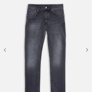 Svarta jeansbyxor från Nudie Jeans - Herr jeans från Nudie Jeans💕 Modellen ” Grim tim dark cove”                                                                        Storlek 30/34                                                                               Ordinarie pris 1600kr          