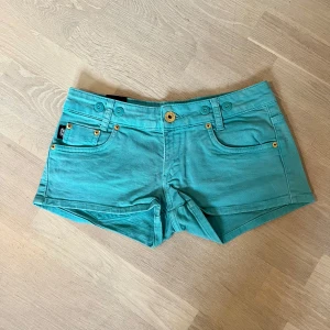 Lågmidjade blåa shorts - Lågmidjade blåa shorts. Midjemått 36 cm, längd 23 cm. Köp via köp nu❤️❤️