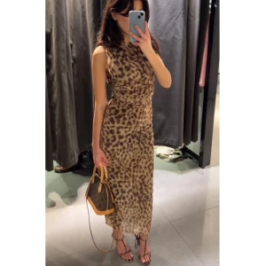 leopard topp och kjol - leopard set från zara, man kan köpa toppen och kjolen för sig eller tillsammans.