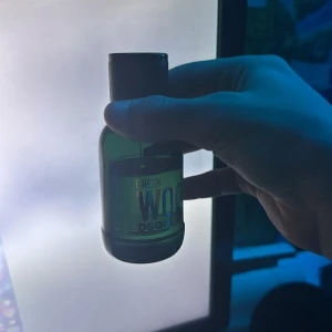 Green Wood Eau de Toilette från DSQUARED2 - Fräsch och maskulin parfym, Green Wood från DSQUARED2. Flaskan är grön med svart lock använd några gånger 