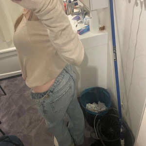 JEANS ZARA - Jag säljer dom här för jag inte riktigt knäppa dom. Storlek 34, hör av er om ni har några frågor💕