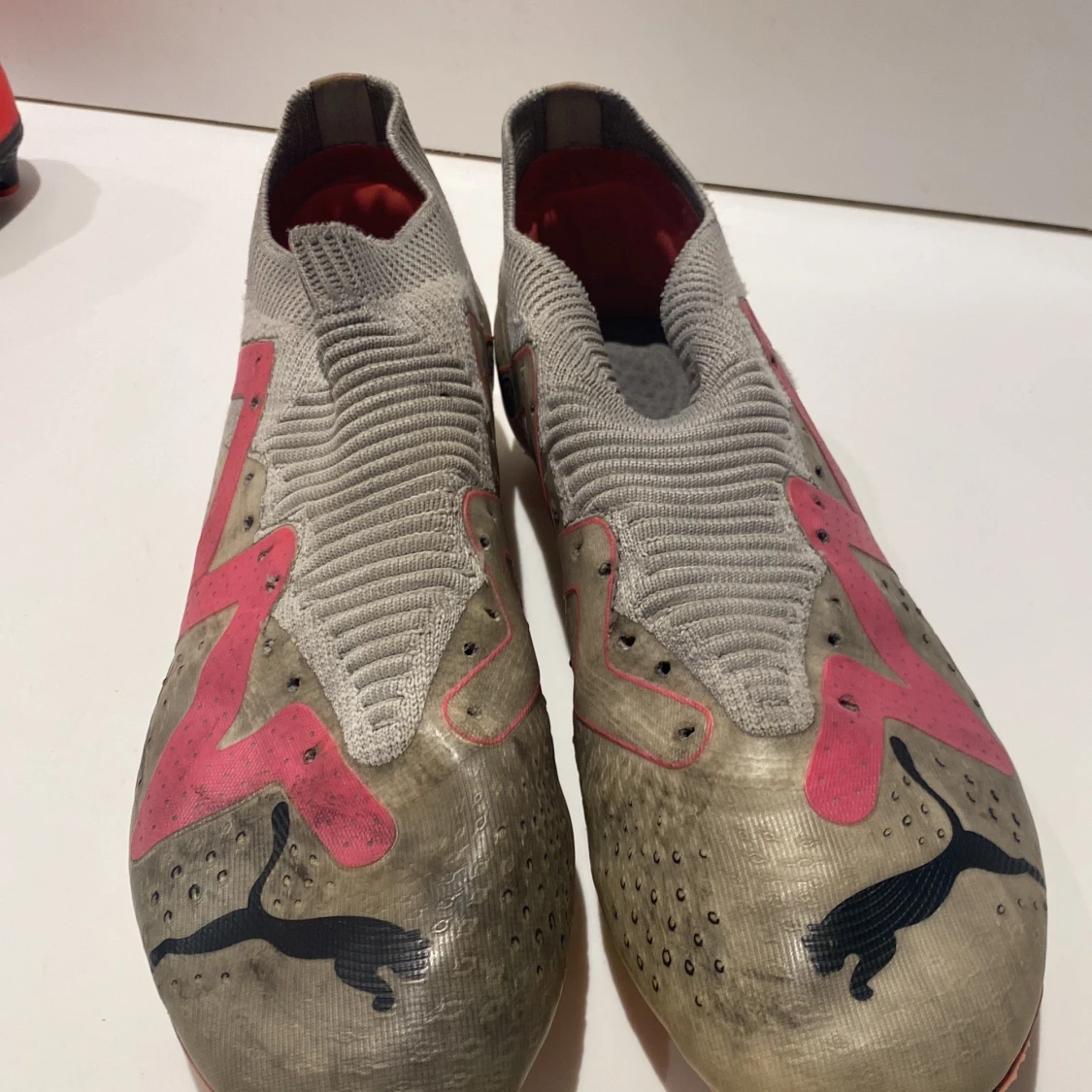 Gråa och röda  fotbollsskor från Puma och Nike  - 4