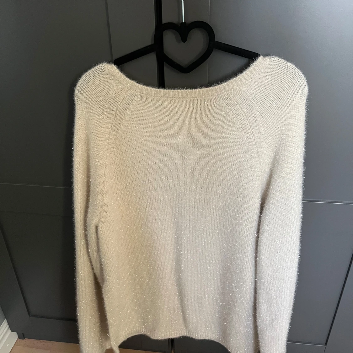 Vit stickad tröja med glittriga detaljer - 2