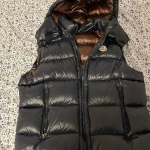 Moncler väst med fungerande nfc  - Moncler väst i storlek 3. NFC fungerar, 9/10 skick. Storleken är L men passar också även prima på M. Tar gärna emot byten så de är bara att skriva‼️‼️