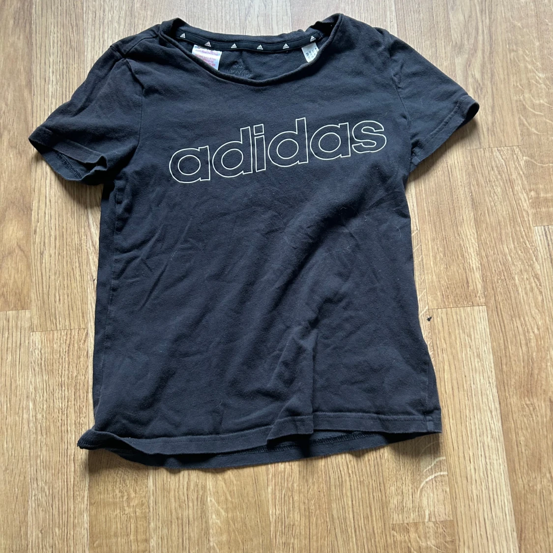 Svart t-shirt från Adidas