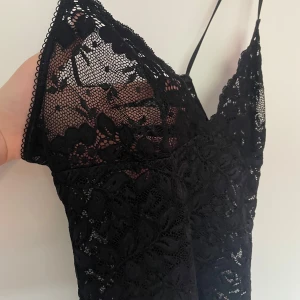 spetslinne  - genomskinligt linne i spets 