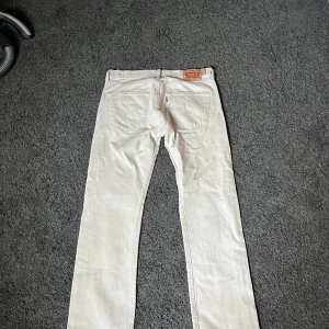 Beige Levi's 501 jeans - Säljer ett par klassiska beige Levi's 501 jeans med raka ben.