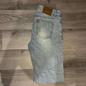 Grunt ”hamon acid blue” - Säljer ett par grunt jeans som inte används längre. Passform loose. Det går att justera passformen vid midjan. Om du har några frågor så är det bara att skriva!