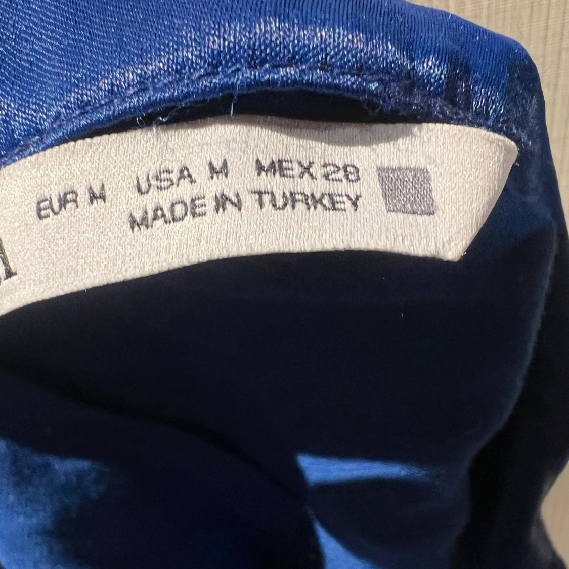 Blå satin klänning med tunna axelband - 2