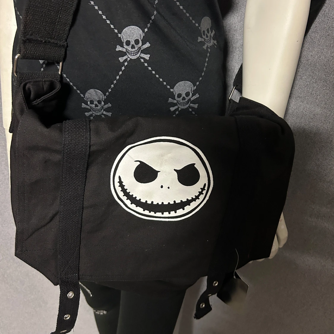 Svart axelväska med Jack Skellington-tryck