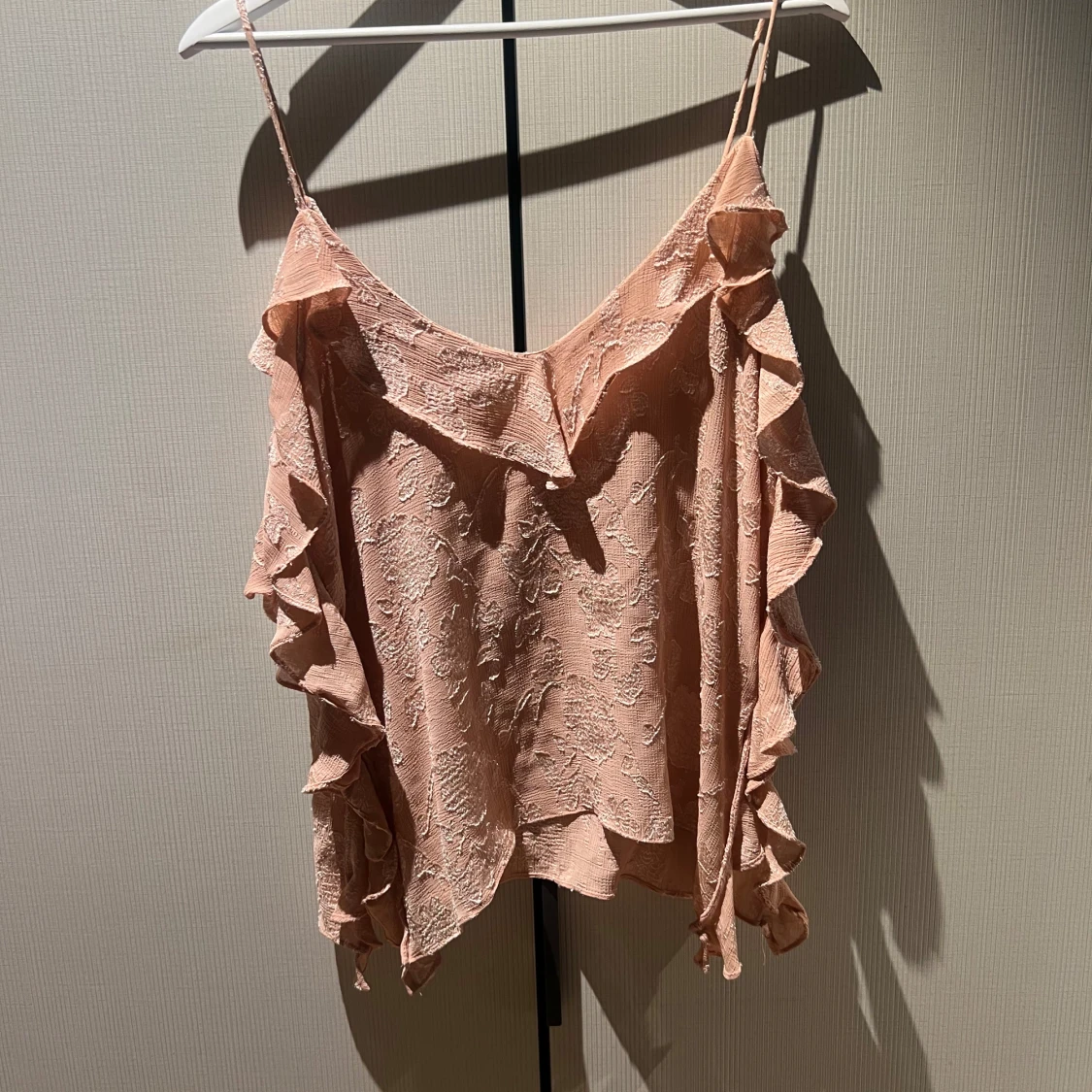 Rosa volangprydd linnetopp med spetsdetaljer - 2