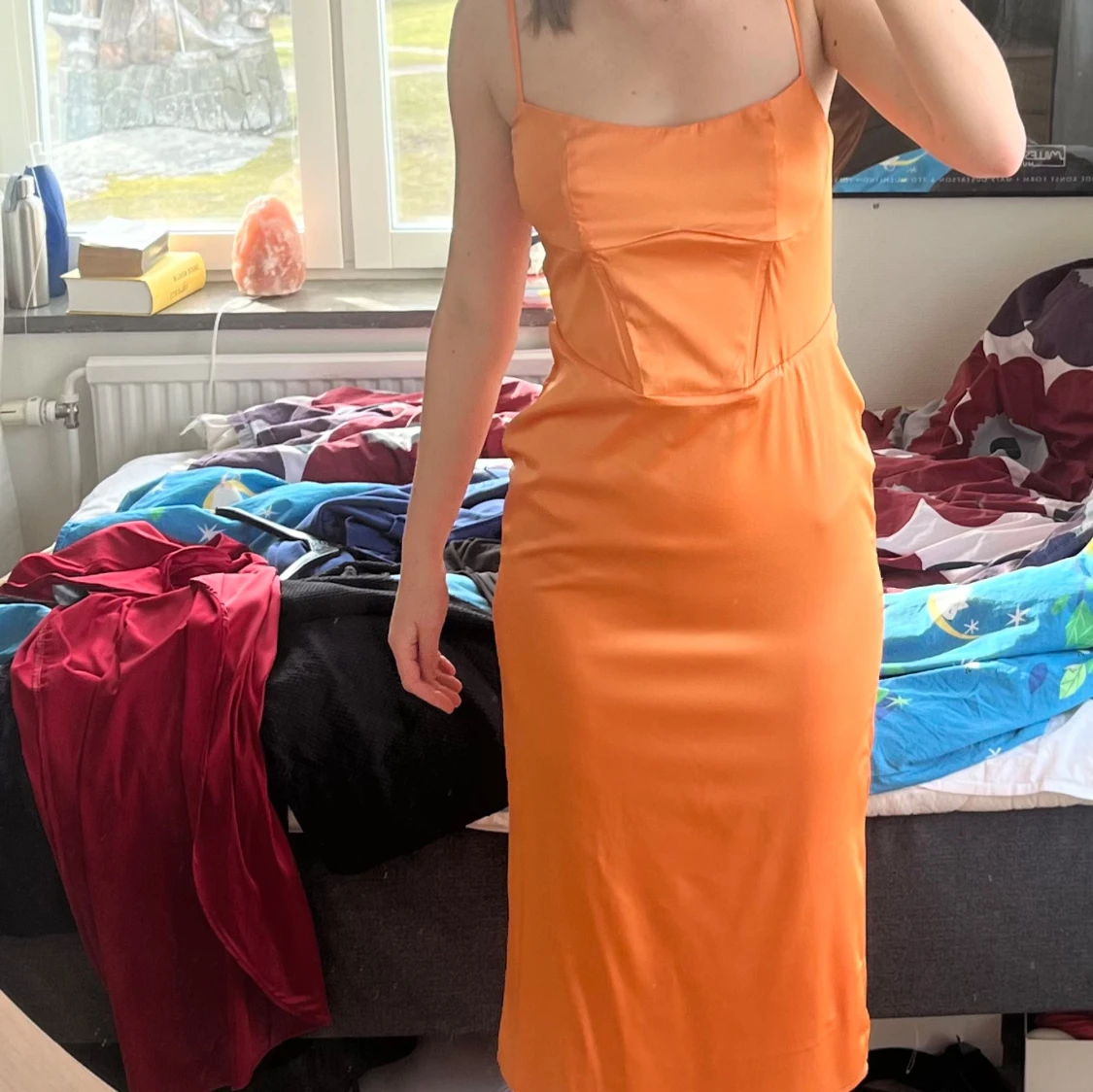 Orange satinklänning med smala axelband - 1