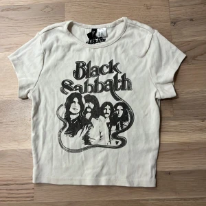 Black sabbath tisha - Black Sabbath tröja köpt på vinted men originellt från H&M. Är i bra skick o har själv inte använt den efter som den inte passar mig. Färgen är typ off-white. Mått finns på bilden o kontakta gärna om övriga frågor🖤