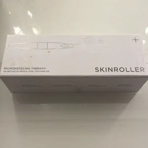 Skinroller Microneedling Therapy - Skinroller microneedling-verktyg med 192 nålar av medicinskt stål. Handtaget är silverfärgat och rullen är svart med små nålar. Perfekt för att boosta hudens lyster och förbättra hudstrukturen. Kommer i originalförpackning.