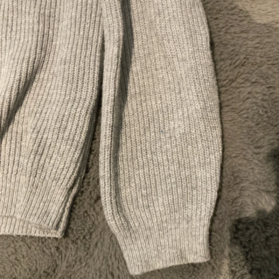Grå stickad tröja  - 4