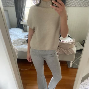 Beige stickad polotopp från Kappahl - Säljer en beige stickad polotopp från Kappahl i storlek XS. Knappt använd och kostar 400 i nypris, kommer inte till användning🩷