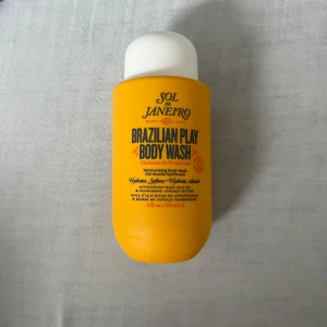 Sol de Janeiro Body Wash - Sol de Janeiro Body Wash. Kroppstvålen luktar as gott. Som vanlig kokos och caramel i ett.Flaskan är 90 ml och använd en gång. Väldigt mycket finns kvar.