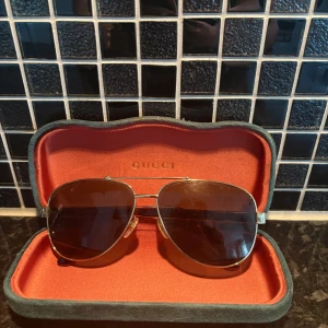 Gucci solglasögon - Snygga Gucci glasögon perfekta för sommaren och varmt väder. Knappast anänvda, perfekt skick. Köpta för 2200 kr mitt pris 1000kr. Hör av er vid intresse. Pris kan diskuteras!!☺️