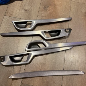  lister till v70/s60.  - Säljer dessa lister till v70n/s60. Dom har suttit i min s60 från 2004 de är k fint skick