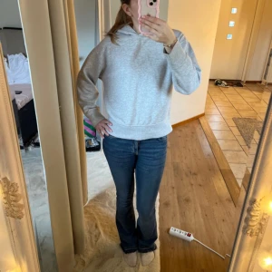 Mörkblå lowwaist jeans med bootcut  - Lågmidjade jeans från Gina Tricot som är uppsprättad nertill! Jag är 173cm och byxor är i strl 36!🌸💘Stretchiga och bekväma! 