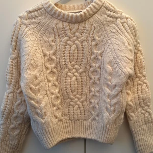 Mysig stickad tröja - Beige/krämvit stickad tröja från Zara