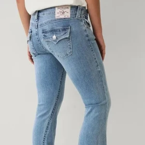 Ljusblå jeans från True Religion - Säljer ett par trendiga ljusblå jeans från True Religion💙Byxorna ser nya ut förutom längst längst ner där det är lite smutsiga och slitna (kan såklart skicka bild ifall man är intresserad) Byxorna kostar originellt 1300kr men säljer för 500kr då det har lite tecken på användning men kan såklart diskutera pris💕