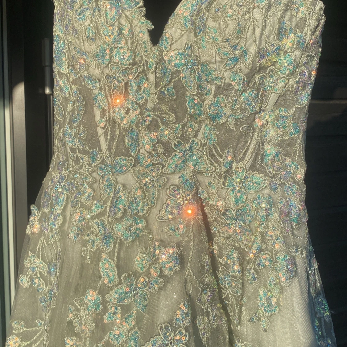 Ljusgrön långklänning med blommig spets och paljetter - 3