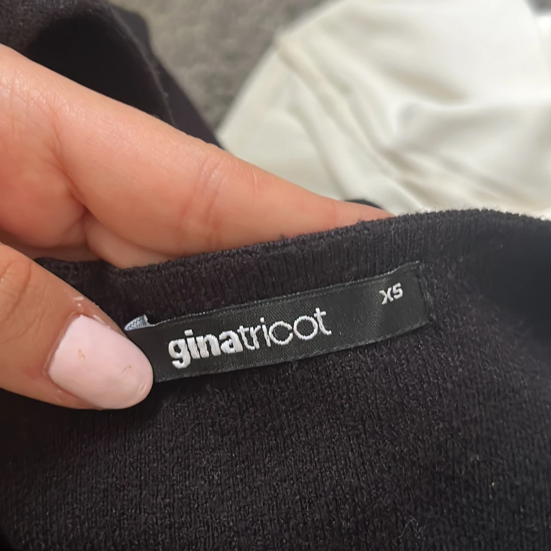 Svart blus med knappar från Gina Tricot - 3