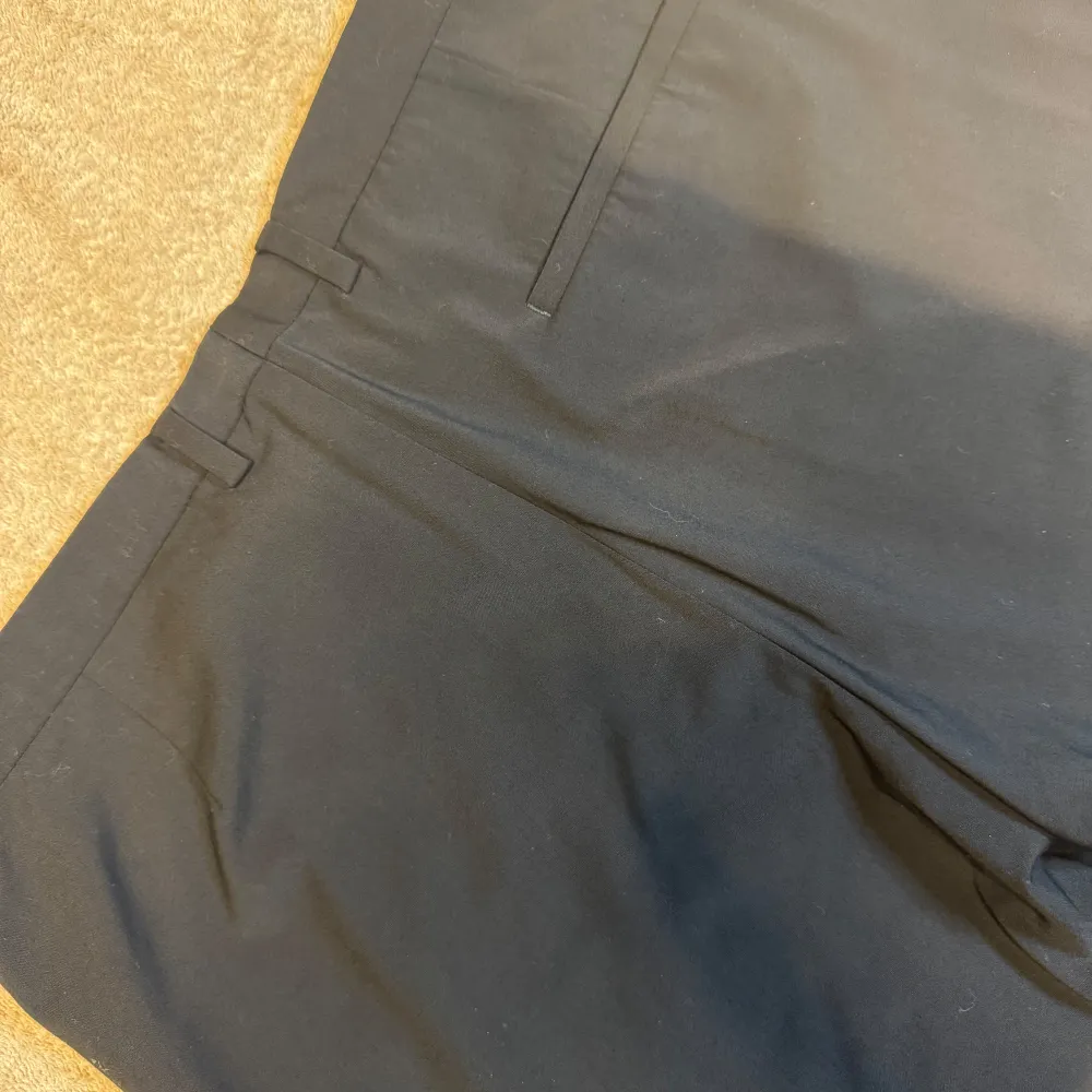 Svarta mans kostymbyxor från Hugo Boss I storlek 40 Inga detekter eller skador etc.. Jätte fin material. Farkut & Housut.