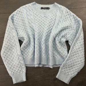 Fin blå stickad tröja - Fin blå stickad tröja, strl M men liten i storlek, passar XS/S💗 Fint skick men något nopprig