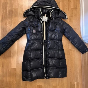 Moncler  - Moncler jacka för kvinna jätte fin och skön saknar bara bilden inuti jackan loggan eller vet inte vad den heter 