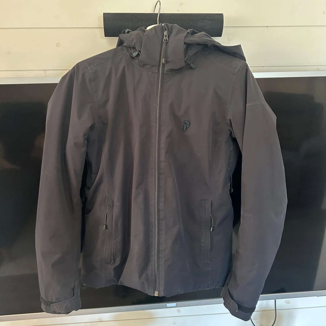 Svart vindjacka från PeakPerformance med huva