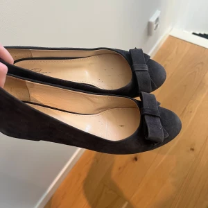 Svarta ballerinaskor med rosett från Rizzo - Stilrena svarta ballerinaskor från Rizzo i mocka med rund tå och dekorativ rosett framtill. Märket e då Rizzo men beställda från sellpy❤️