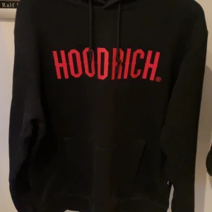 hoodie från Hoodrich - Säljer en svart hoodie från Hoodrich i storlek Large.