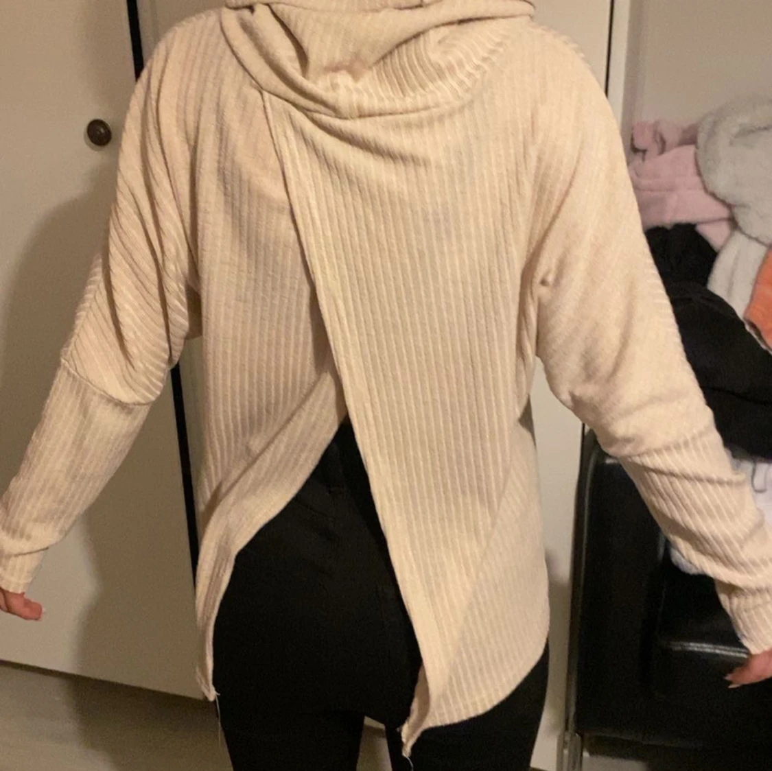 Beige ribbad polotröja med öppen rygg - 1