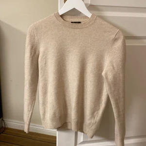 Massimo Dutti tröja - Säljer nu en massimo dutti kashmirblend tröja i storlek xs. Passar runt 160- 165. Skick: 9/10 😀. Sparsamt använd. Skriv vid fler frågor eller funderingar!