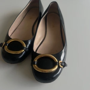 Vintage ballerina  - Fina ballerinaskor med gulddetaljer och lack. Artikelnr syns inte på bild, därav märket ej nämnt i annonsen. (Blir borttagen annars) Kan försöka få med på film🙈 finns defekter (se bilder), men inget som syns när man bär de, dvs mestadels undertill. Fler bilder kan skickas och priset går att diskutera. 