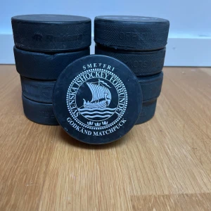 Ishockeypuckar från Svenska Ishockeyförbundet - Säljer flera svarta ishockeypuckar med tryck från Svenska Ishockeyförbundet. Puckarna är runda och tillverkade i gummi, med tydlig vit logotyp och text på ena sidan. Perfekt för träning eller match. Vissa är helsvarta och vissa har ccm märke.