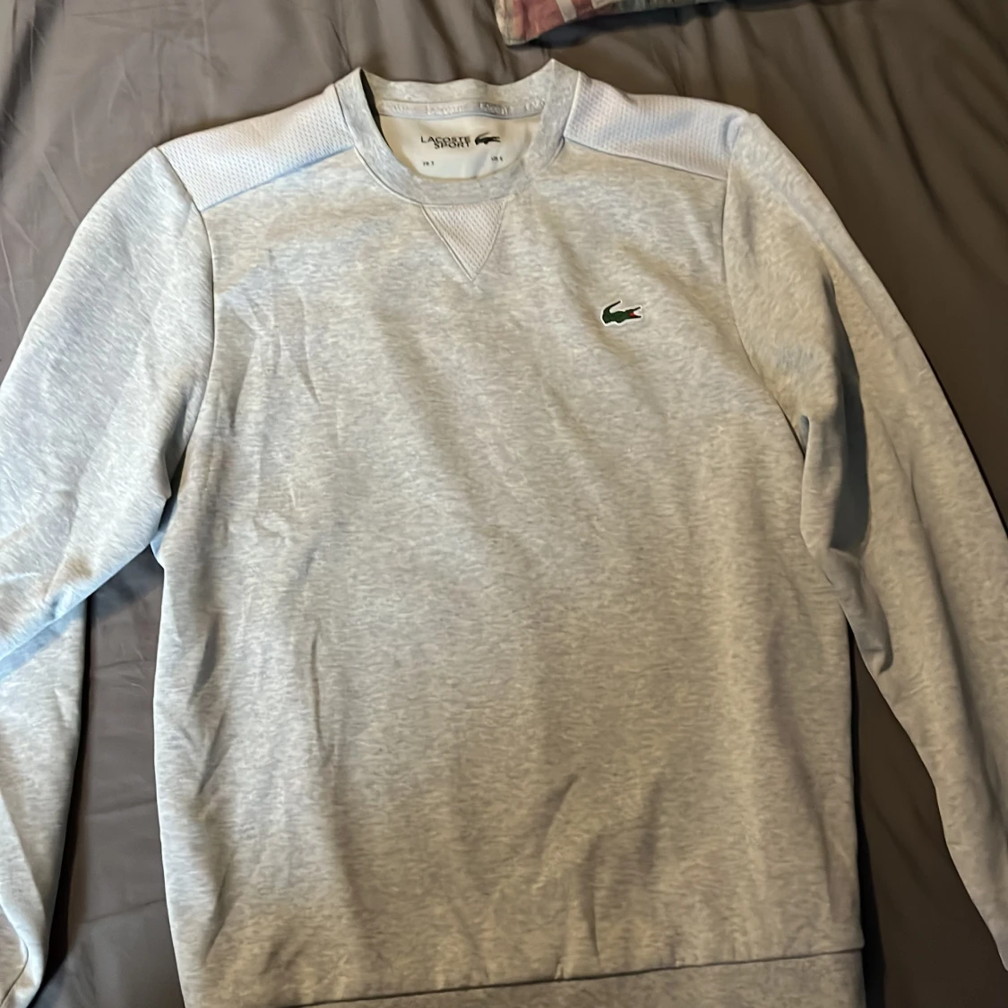 Ljusgrå sweatshirt från Lacoste