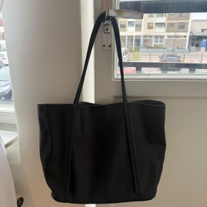 Populär väska från scorett  - Populär stilren svart shoppingväska från K.Cobler köpt på scorett. Som ny, Finns i Linköping annars kan jag posta och då får man såklart postbevis samt spår nummer. 350kr ☺️