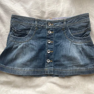 Jeanskjol - Såå snygg, aldrig använd. Den var för stor för mig så har inga bilder på!!💓skulle säga att den passar s/m bäst!