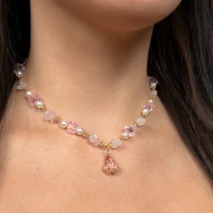 Egengjord halsband - Precis gjort klart denna halsband som nu söker ett nytt hem! Pris: 79kr + frakt 💞