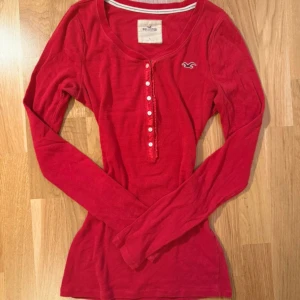 Hollister Henley tröja  - Säljer den här populära hollister tröjan. Storlek L men passar mig som brukar ha xs/s❤️