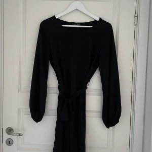 Klänning👗 - Använd 1 gång!!! Superfin passar till allt!!!👗👗💕💕 storlek S/M passar båda!